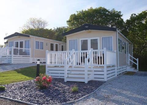 Our Goldfinch 1- Sleeps 2 Persons- Private Hot Tub-Pet Friendly-Tranquil Holiday Away From It All Yet Not Far From St Austell- The Holiday Home Has One Bedroom, Living And Dining Area, Equipped Kitchen-Decking-Outdoor Furniture-Fishing Lakes And More Grampound Dış mekan fotoğraf