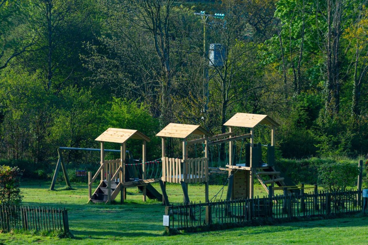 Our Goldfinch 1- Sleeps 2 Persons- Private Hot Tub-Pet Friendly-Tranquil Holiday Away From It All Yet Not Far From St Austell- The Holiday Home Has One Bedroom, Living And Dining Area, Equipped Kitchen-Decking-Outdoor Furniture-Fishing Lakes And More Grampound Dış mekan fotoğraf