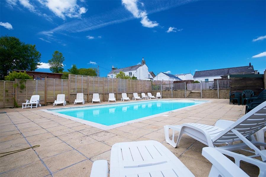 Our Goldfinch 1- Sleeps 2 Persons- Private Hot Tub-Pet Friendly-Tranquil Holiday Away From It All Yet Not Far From St Austell- The Holiday Home Has One Bedroom, Living And Dining Area, Equipped Kitchen-Decking-Outdoor Furniture-Fishing Lakes And More Grampound Dış mekan fotoğraf