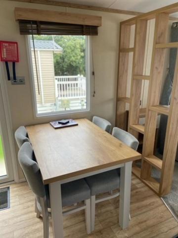 Our Goldfinch 1- Sleeps 2 Persons- Private Hot Tub-Pet Friendly-Tranquil Holiday Away From It All Yet Not Far From St Austell- The Holiday Home Has One Bedroom, Living And Dining Area, Equipped Kitchen-Decking-Outdoor Furniture-Fishing Lakes And More Grampound Dış mekan fotoğraf