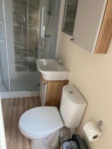 Our Goldfinch 1- Sleeps 2 Persons- Private Hot Tub-Pet Friendly-Tranquil Holiday Away From It All Yet Not Far From St Austell- The Holiday Home Has One Bedroom, Living And Dining Area, Equipped Kitchen-Decking-Outdoor Furniture-Fishing Lakes And More Grampound Dış mekan fotoğraf